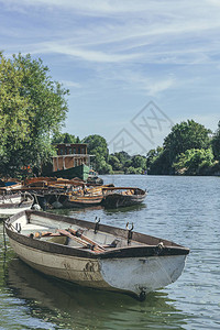 内有桨的木制划艇停泊在泰晤士河畔图片