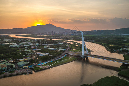 水原希子黄昏时在台北的希背景