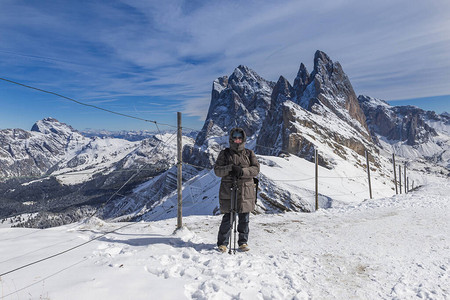 意大利多洛米蒂山脉塞达山前的雪景中图片