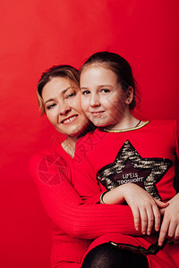 妈和女儿穿着红色礼服图片