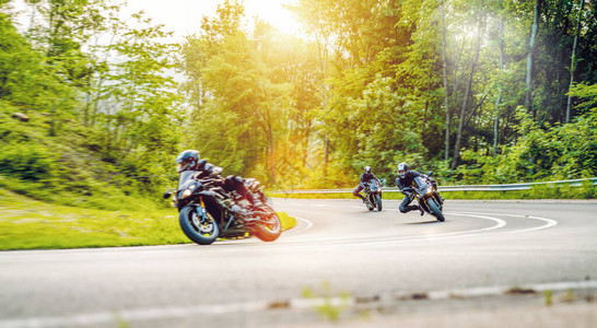 在林道上骑摩托车在摩托车之旅中驾驶空荡的道路玩得开心个人文图片
