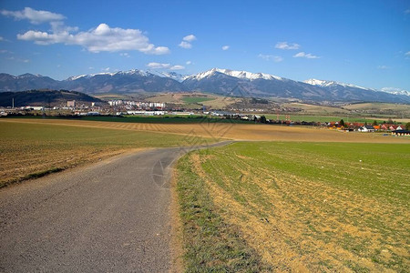 西塔特拉斯雪峰从ZavaznaPorubaMeadow山峰村庄城图片