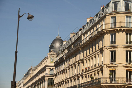 巴黎一个公寓楼的正面图片