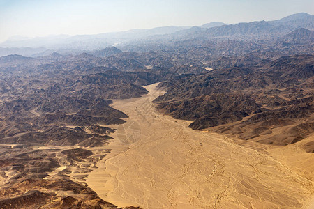 从飞机窗口看到的尼罗河和红海之间的撒哈拉沙漠鸟瞰图图片