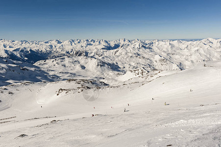 在滑雪度假胜地与山上滑雪者一起观看图片
