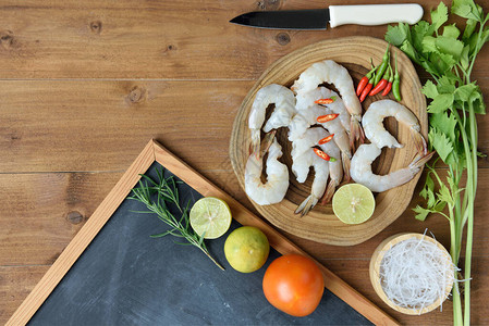 平面设计草虾石灰chili和切菜托马和木本底盘上的迷迭香图片