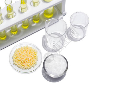 白色实验室桌上的化妆品化学成分小烛树蜡SP75图片