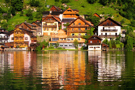 奥地利阿尔卑斯山后面Hallstat村著名图片