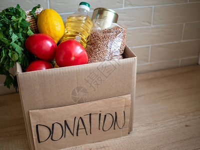 装有货物和食品的捐赠箱由于冠状感染而在隔离时间提供邻里帮助的概图片