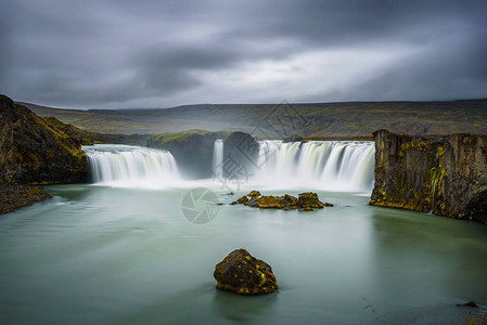 冰岛的戈达福斯瀑布Godafoss在冰岛语中意为众神的瀑图片