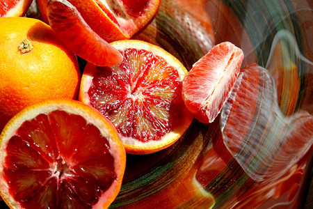 血橙子在碗中以不同形状切割并背景图片