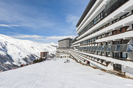 在高山滑雪度假胜地阳台的山水晶图片