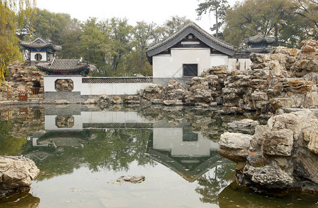 苏州新区中华古典艺园有一个馆和池背景