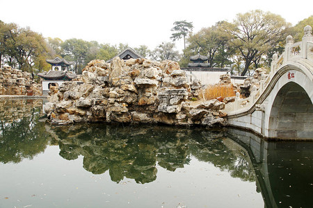 苏州老城中华古典艺园有一个馆和池背景