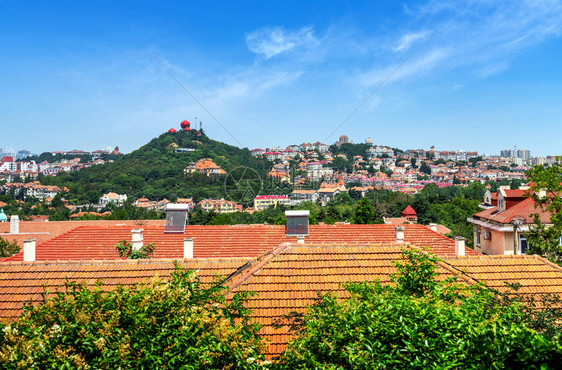 红色屋顶和都市风景青岛鸟瞰图图片