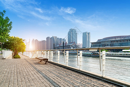 海河沿岸高处的建筑图片