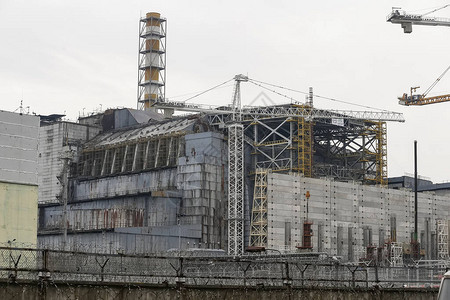 以石棺覆盖乌克兰切尔诺贝利核电站被损坏的第四反应堆注图片