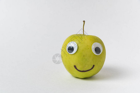 白色背景的苹果微笑有高格利眼睛和吸图片