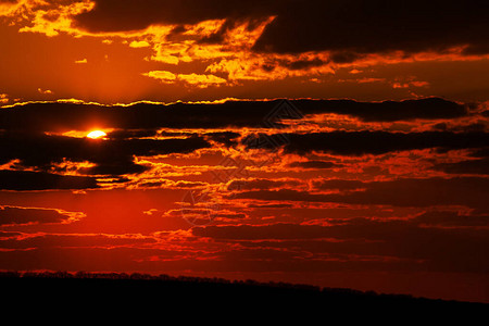 在风雨如磐的天空下午的五颜六色的日落日落天空橙色天空红云室外图片
