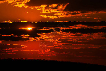 在风雨如磐的天空下午的五颜六色的日落日落天空橙色天空红云室外图片