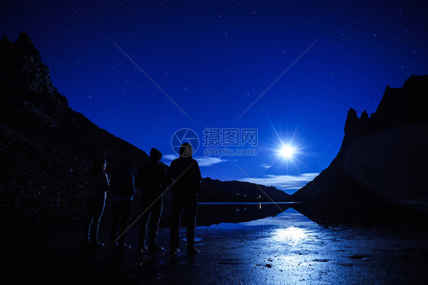 四位思考月光及其在巴里洛切阿根廷帕塔戈尼亚佛雷山顶端湖图片