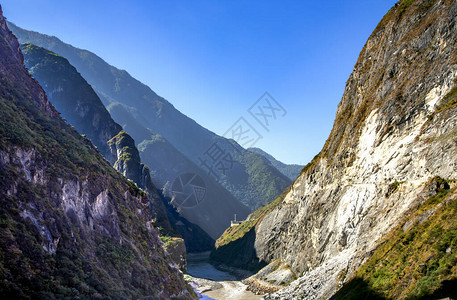 虎跳峡或虎跳峡被认为是世界上最深的峡谷长江上游主要支流金沙江上的峡谷位于云南丽江市以北60背景图片