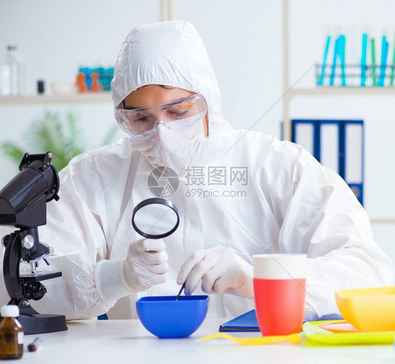 化学家检查和测试塑料盘子图片