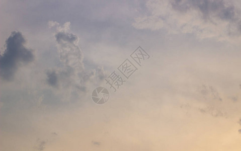 蓝天云彩和太阳光背景图片