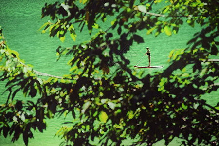 法国上萨沃伊州太阳港自然湖蒙特隆德湖的休闲时间图片