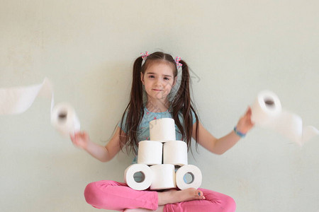 用卫生纸做检疫卫生纸的风趣小女孩图片