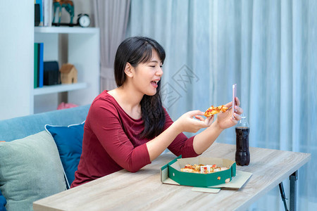 亚洲女虚拟欢乐时光会议晚餐图片