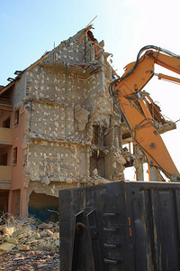 正在拆除的房屋建筑设备破旧建筑的废墟城市重建的破坏破碎和开放的门面有瓦砾的收图片
