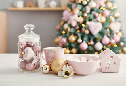 圣诞树背景上的圣诞糖果粉红色装饰的圣诞节新年快乐图片