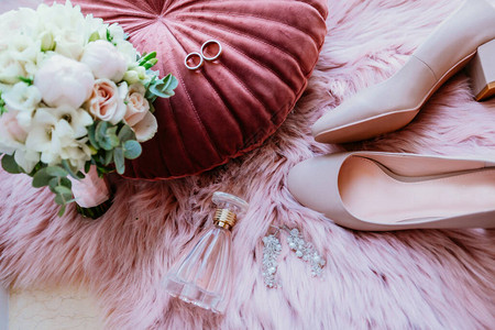 粉红色背景的婚纱饰物鞋子图片