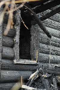 后木屋木头上的煤炭房屋的火灰图片