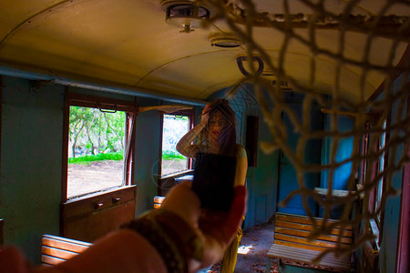旋转木马火车上的年轻女人火车上的女孩火车背景