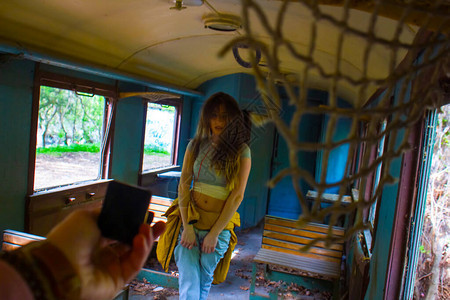 火车上的年轻女人火车上的女孩火车图片