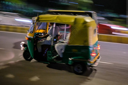 TukTuk在晚上在印度新德里街上行驶时驾驶的T图片