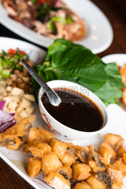 来自亚洲泰国文化的自制当地街头食品海鲜正宗和异国风味菜单的背景用香草辣椒柠檬草和虾酱图片