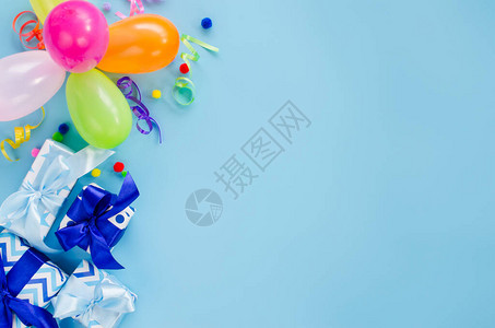 发布会样机派对或生日蓝色背景假日样机带有复制空间的贺卡与五颜六色的气球礼物盒和蛇纹石的框架背景