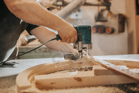 细木工木工家具制造专业木匠在木工店切割木图片