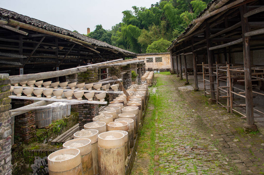 在江西省世界普罗氏首府Jingdezhen的古老传统陶瓷车间图片