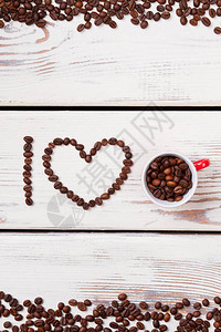 我爱咖啡句子的创意概念由豆子制成烤咖啡粒呈心图片