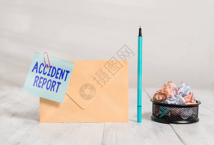 显示事故报告的书写笔记填写异常事件记录详细信息的表格的商业概念信封便签纸球图片