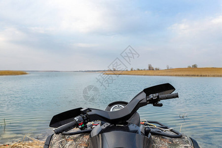 ATVawdquidbike摩托小艇在湖边或河塘海岸附近看到图片