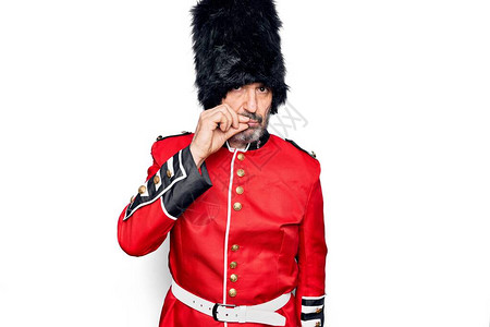 中年英俊的威尔士守卫男子身穿传统制服图片