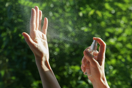 手喷手部抗菌喷雾妇女喷洒洗手液以预防冠状传播防疫消背景