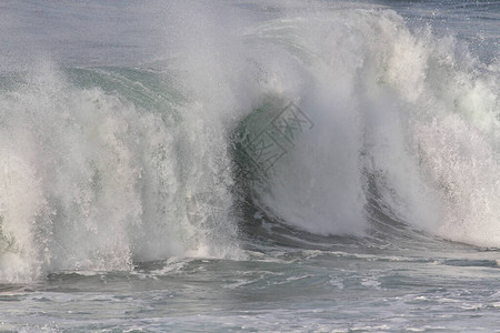 详细的大风雨如磐的破海浪图片