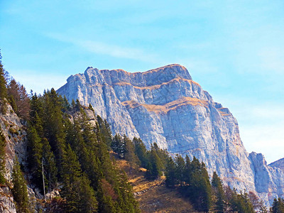Churfirsten山脉的阿尔卑斯山峰Schibenstoll图片