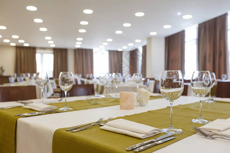 餐厅桌上绿色餐巾纸上的空玻图片